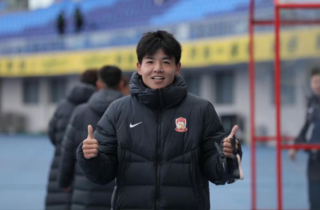 祝贺！中国男足21岁新星正式加盟英超，已签订合同，亚洲杯后官宣
