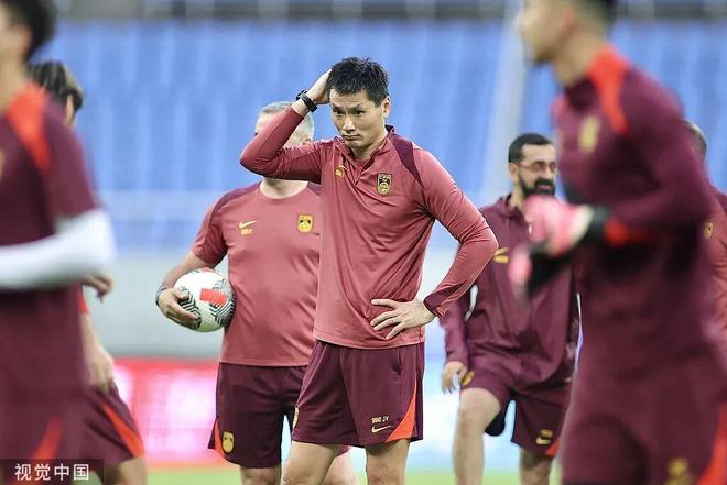 新国足来了！邵佳一首期名单26人：3位新人！国安泰山各6人 于汉超训练员