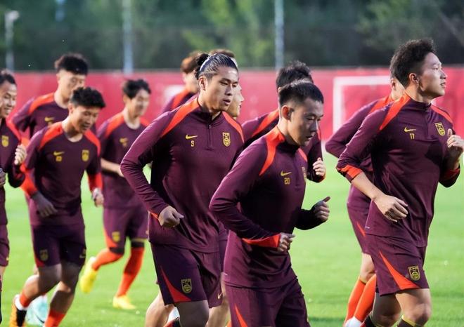 弄巧成拙？国足名单引发2质疑，邵佳一里外不讨好，足协又出昏招