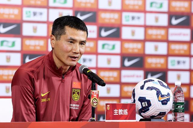 首次见面会略显紧张 邵佳一小心翼翼带领新国足起航