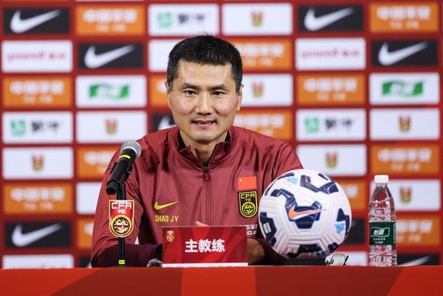 国足新帅初亮相 邵佳一选材看表现不看年龄