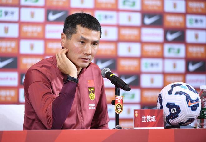 国足主教练邵佳一正式亮相