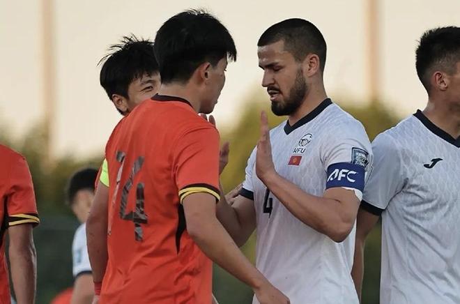 U23国足对手耍赖！强行改变规则11打10 遭王钰栋65米吊射绝杀