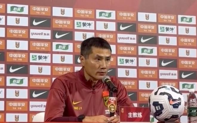 北青：国足发布会仅50来位记者到场，邵佳一两度口误略显紧张