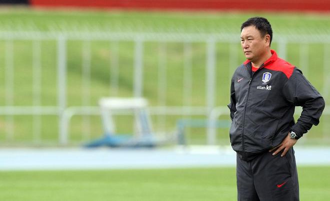 全球都知道了！国足新帅电话会议忘关麦，球迷炸锅：这届主帅有点甜