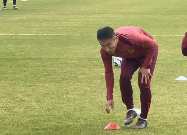 记者晒国足首练情况：于汉超摆放训练设施，吕焯毅接受采访