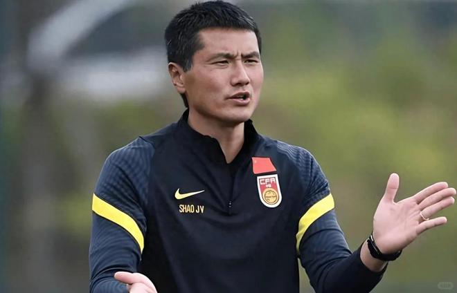 国足新帅邵佳一上任！发言释放3大信号，网友：国足的格局要变了