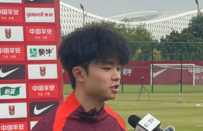 吕焯毅：此前没怎么接触过邵导，他私底下爱开玩笑和蔼可亲