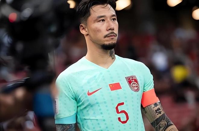 为上港效力十年的中卫自宣离队！曾立下赫赫战功，多次入选国足