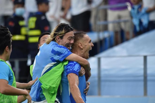 国足好消息！前欧冠主力铁卫自荐免费完成归化，最快年底就能到位