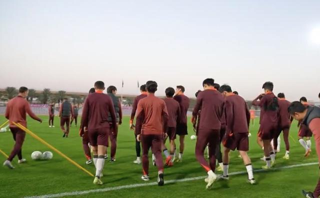 马德兴：U23男足运训练器械的货车迷路；队内观看了部分转播