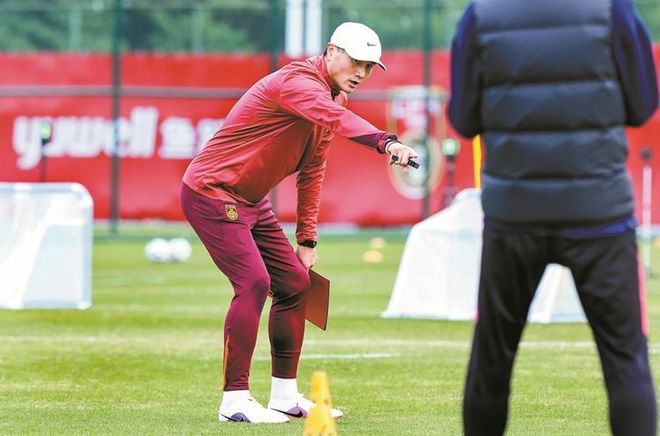 直言不讳！邵佳一带队首日，就指出国足重要缺点，国脚们心服口服