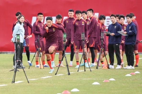 东体：国足教练组带来新的体测设备，助教毛雷尔是个科技粉