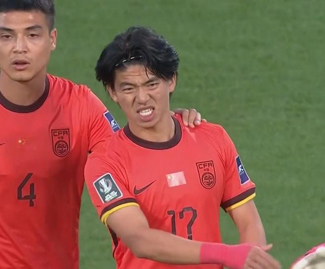 U23国足防线多人有伤在身，后卫鲍世蒙开场不久伤退