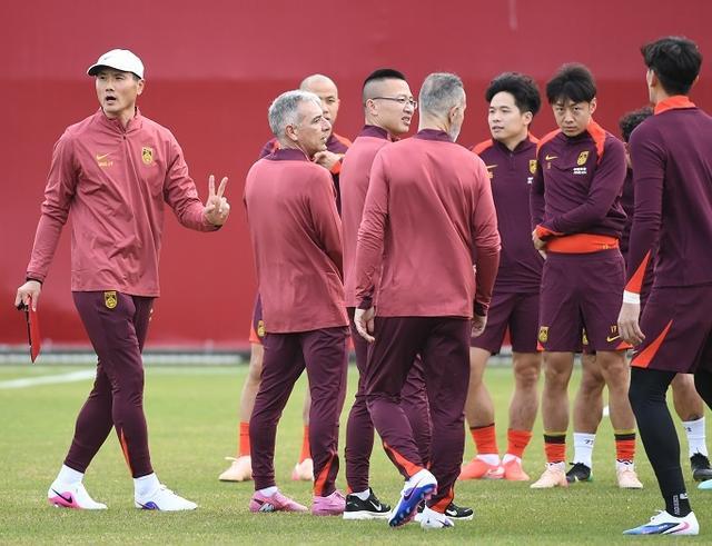 国足恢复一日两练 国脚初见邵帅“魔鬼面孔”