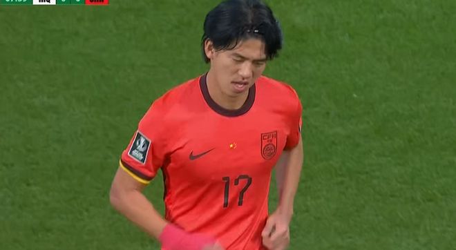 U23国足遭暴击！鲍世蒙8分钟闪退，抢断王出场，媒体人：因祸得福