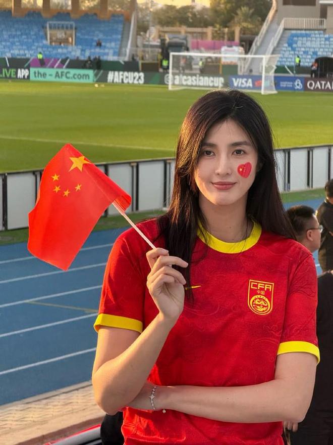 女足前国脚赵丽娜现身沙特，为U23男足加油助威