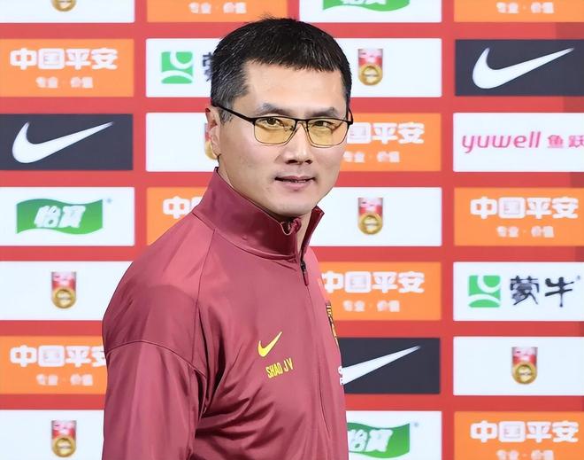初生牛犊不怕虎！邵佳一接手国足，作出2大胆举动，比外教有勇气