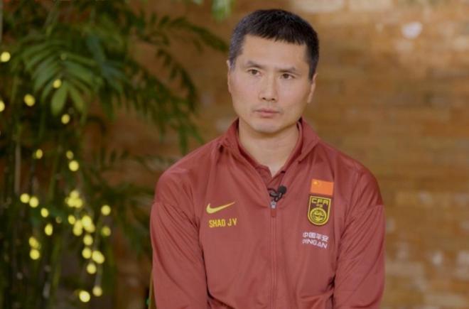 讨论！国足新帅采访引争议，邵佳一：留洋前应先在国内站稳脚跟