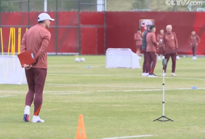 北青：国足训练强度大，王上源腰部不适；U23主力无驰援计划