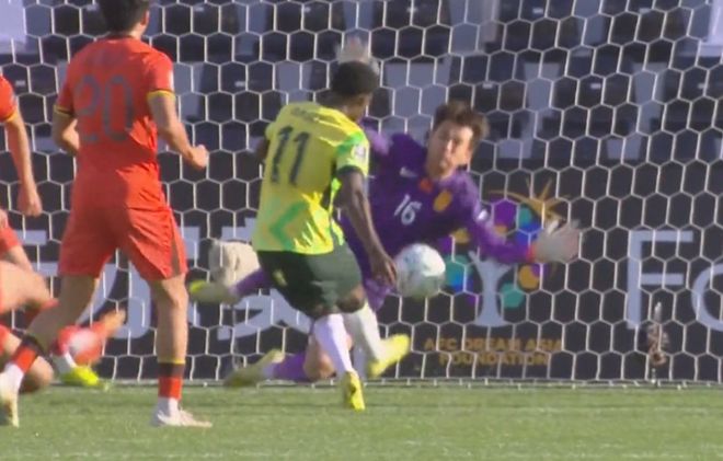 1分钟2神扑！李昊力保球门不失，肋骨险受伤，媒体人：身价还得涨