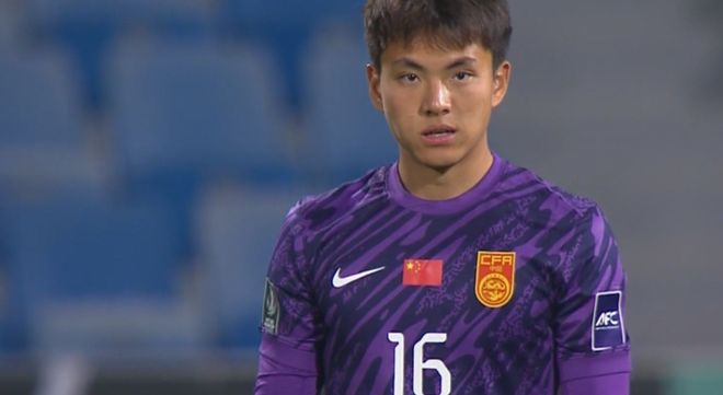 申花后悔吗？李昊连场神扑，锁定国足主力，媒体人：有人连拍大腿