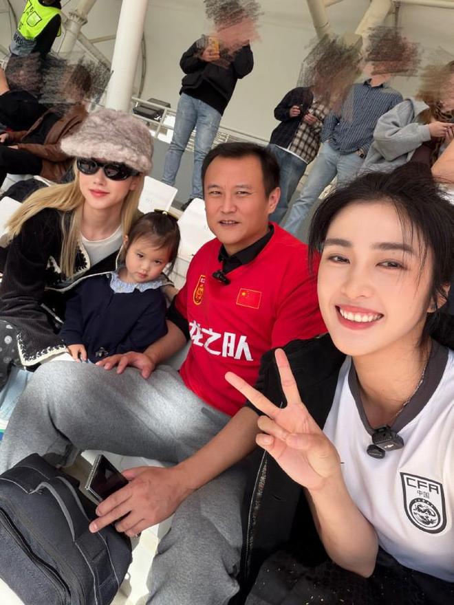 赵丽娜继续在现场为U23男足加油，看台与徐云龙一家合影