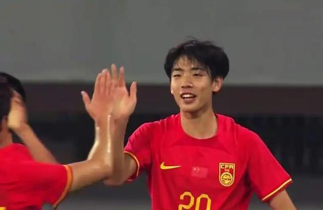 国足补招年轻前锋朱鹏宇 12日启程赴阿联酋拉练热身