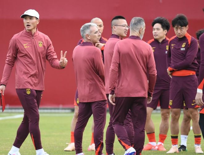 邵佳一下狠手！国足一天两练，国脚们深感疲劳，有人快撑不住了