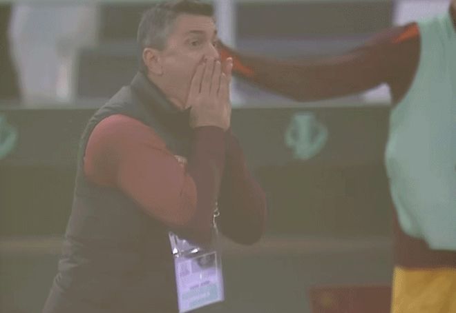 U23亚洲杯罕见错判！界外球判错，安帅气出表情包，媒体人开炮