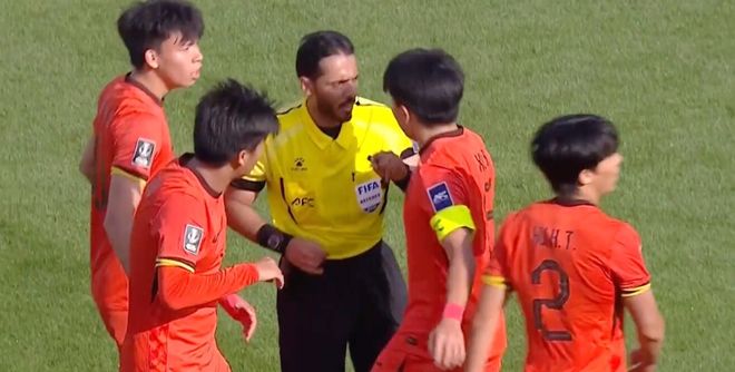 界外球都判错！西亚昏哨8次不利判罚气炸U23国足众将，王钰栋质问