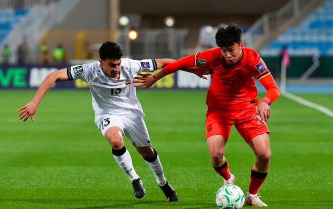 王钰栋遭暗算！被踩脚后惨叫，热身赛曾被踢飞，前国脚不满