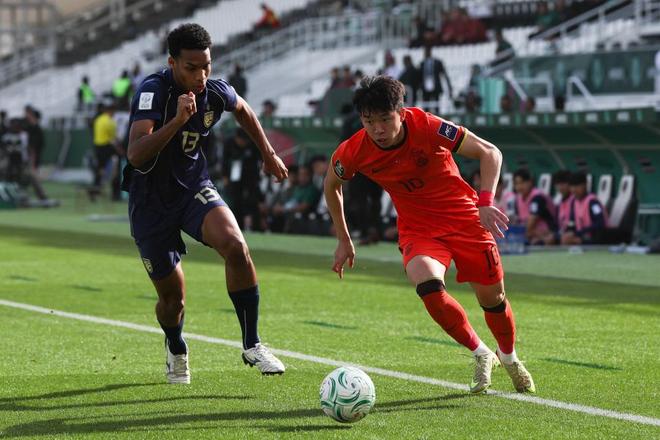 U23国足半场0-0泰国！屡遭不利判罚3人染黄 李昊献神扑+化解乌龙