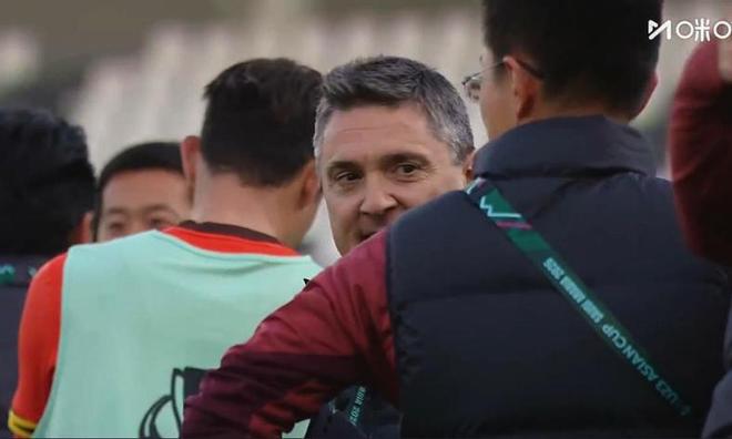 李昊霸气 彭啸解围第一！但后防线算不上混凝土 打乌兹继续苟着踢