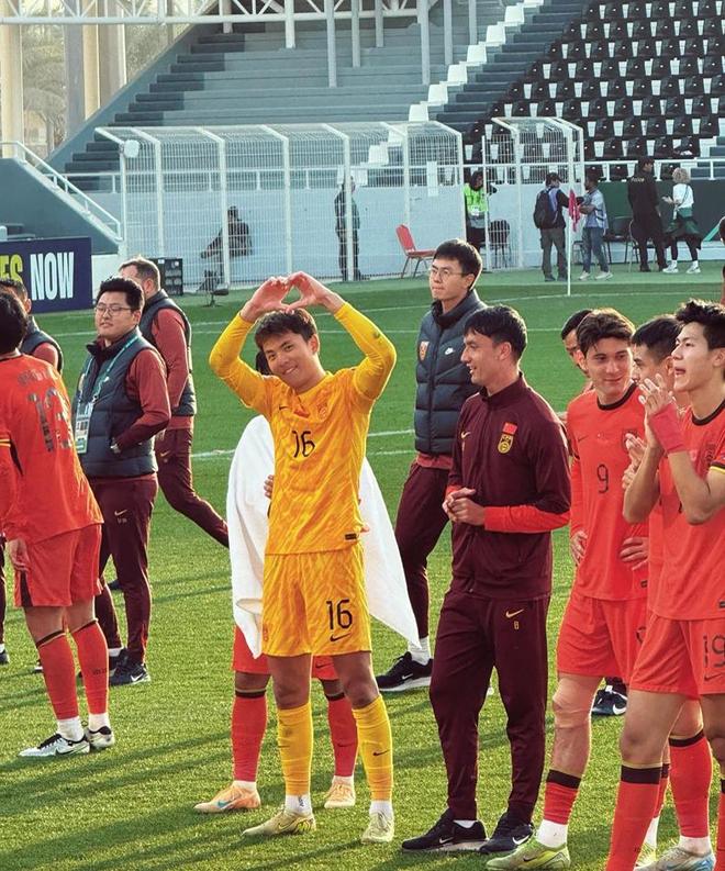 李昊扑出拜合拉木头球攻门 中超即将上演！1米91客串边翼卫尽力了