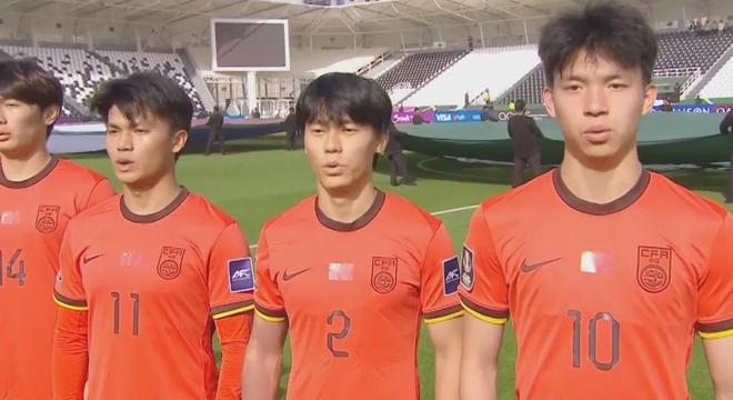 西亚裁判坑惨中国男足，被踩踏遭无视+连续给黄牌，真的太黑了