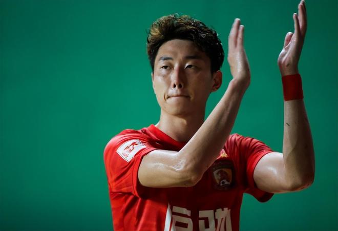 上港队右后卫位置确定留下一位强援，已跟队冬训，曾是国足主力