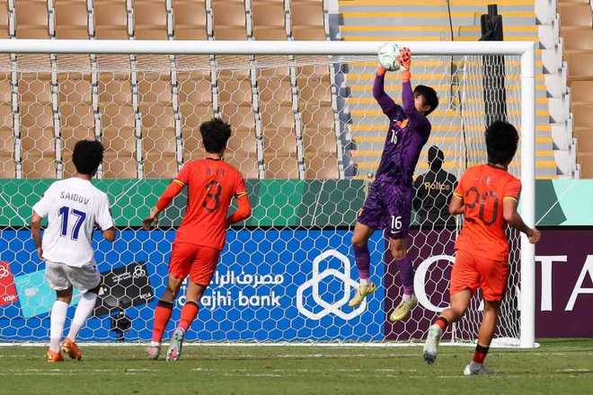 U23国足0-0乌兹别克进加时！李昊屡神扑 王钰栋倒地未获点引争议