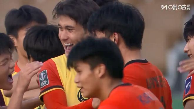 这镜头太经典：晋级后U23国足抱团庆祝，几米外对手门将跪趴在地
