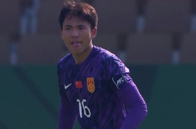 感人！李昊全场4次神扑，带伤扑出点球，名宿盛赞：他顶半支球队