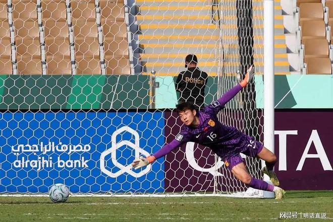 国足亚洲杯“点”进四强：当龟缩美学撞破乌兹别克的枪林弹雨