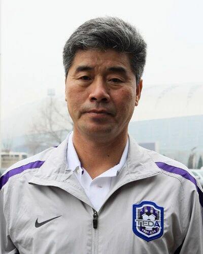 他曾跟随国足参加日韩世界杯，点球三连扑的天津籍门将王建英