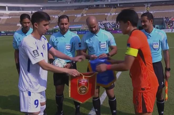 亚足联严查！西亚裁判再次针对国足，点球不判+胡乱给黄牌，离谱