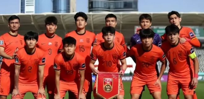 扑点秘籍！国足门神李昊水瓶上的小纸条曝光，球迷调侃：作弊啊