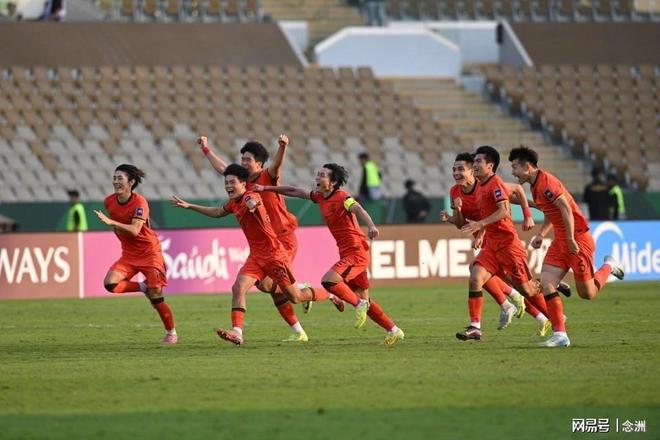 疯狂庆祝！U23国足球员拿香蕉跳刀马舞 李昊激情爆粗：牛逼 XXXX