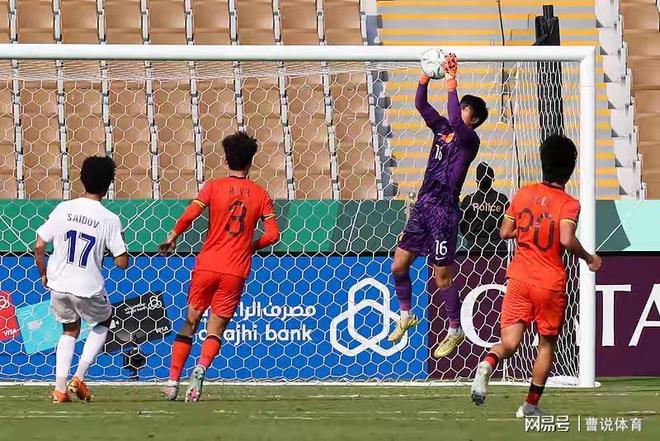 4-2淘汰乌兹别克斯坦！U23国足疯狂庆祝李昊笑了对手门将跪地痛哭