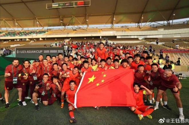 开心!U23国足首进亚洲杯四强跳刀马舞庆祝,手持香蕉起舞秀8块腹肌