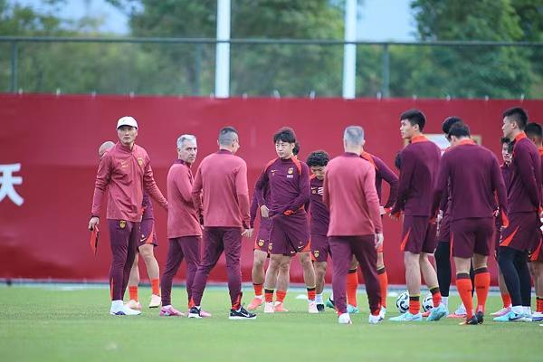国足明日迪拜热身赛，回国前还将与乌兹别克斯坦队约战一场