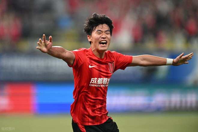 胡荷韬被欧洲球探点名看好！球迷直言他可以去荷甲，成为孙祥第二