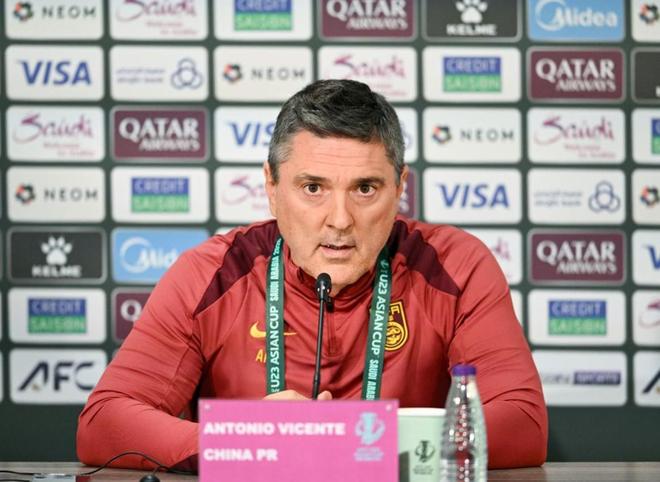 津媒：安东尼奥私下表示，他其实更担心的还是队员的体能